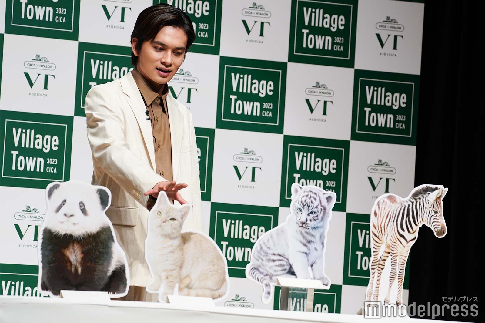 自分は犬なのか、猫なのか悩む北村匠海 （C）モデルプレス