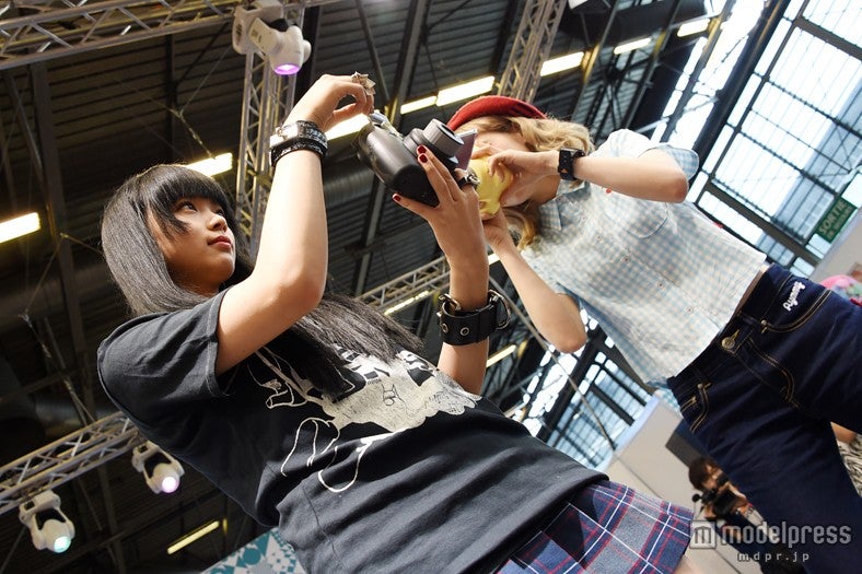 モデル陣がステージで「“チェキ”instax mini 8」の活用法を伝授