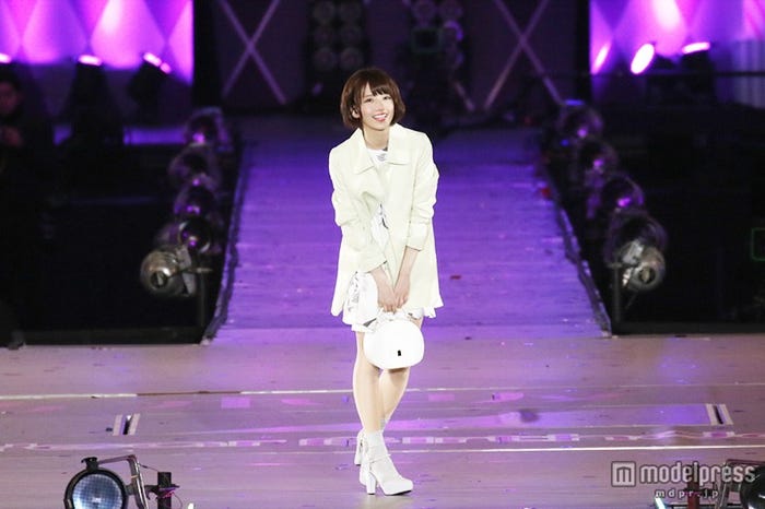 橋本奈々未/デビュー3周年記念ライブ『乃木坂46 3rd YEAR BIRTHDAY LIVE』内ファッションショーにて撮影