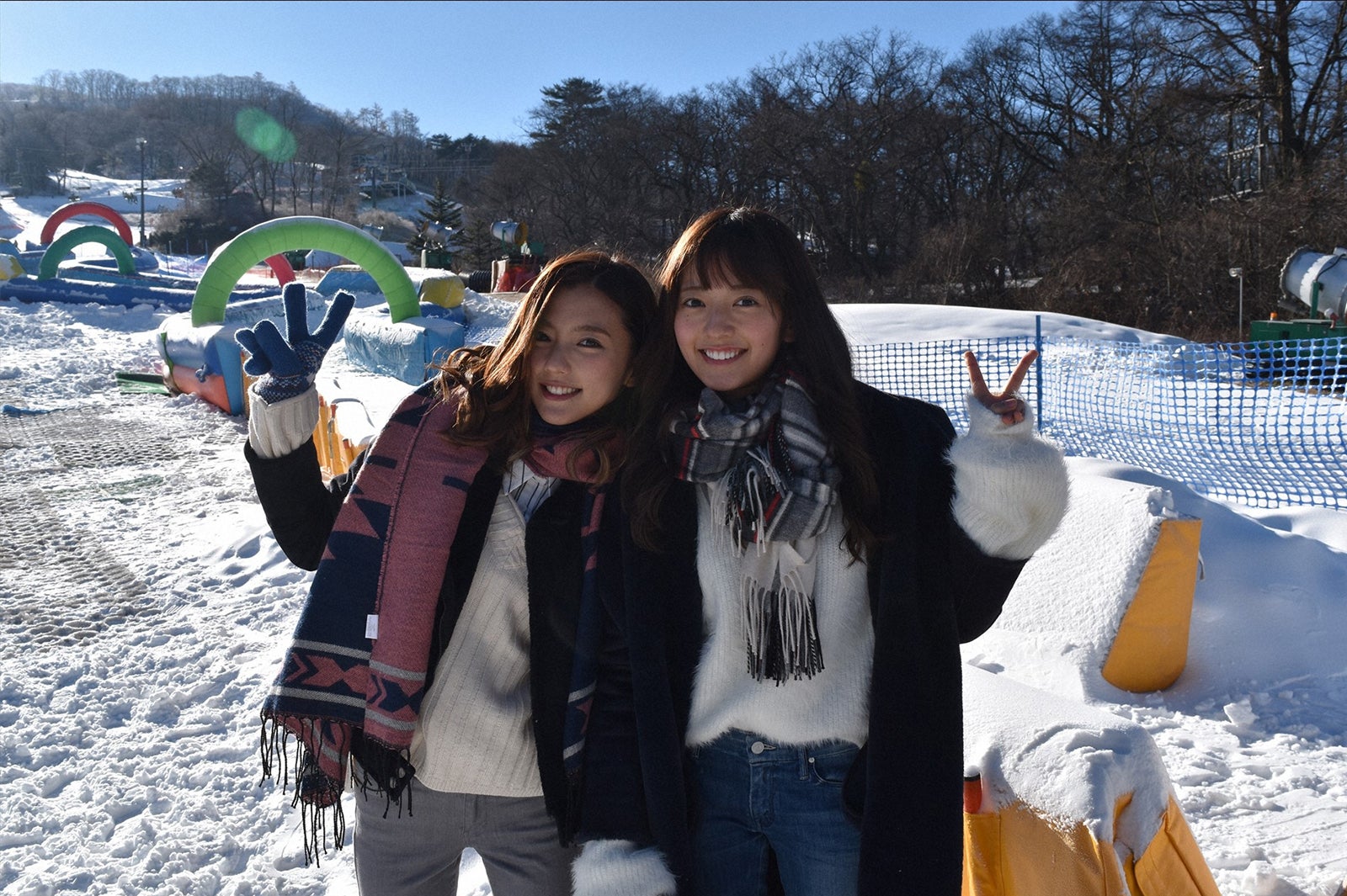 （右から）瀧川ありさ、真野恵里菜／画像提供：TBS