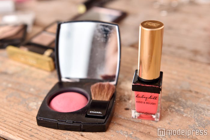 お気に入りのチーク(C)モデルプレス