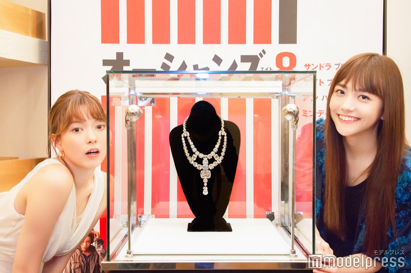 実際にアン・ハサウェイが付けていたネックレスに二人も興奮(C)モデルプレス