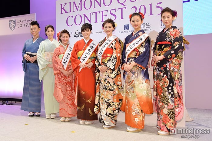 (左より)ミッツ・マングローブ、小島慶子、伊藤千晶さん(オスカープロモーション賞)、山田愛梨さん(クイーン)、岸岡小百合さん(準クイーン)、石井沙季さん(準クイーン)、水沢エレナ