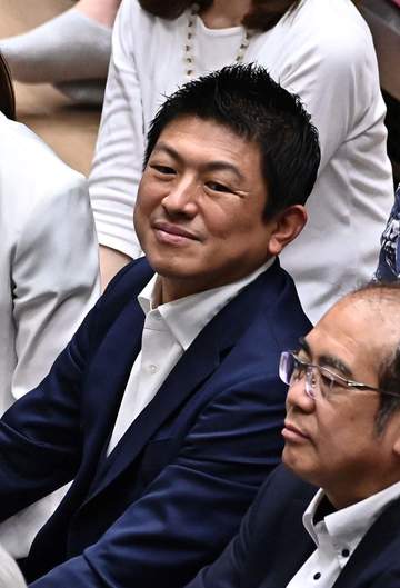 「本物？」「さっきまで党首討論してたと思ったら」混戦夏場所に突如大物政治家が姿 ネット騒然「いつからそこに？」「ハードやな」