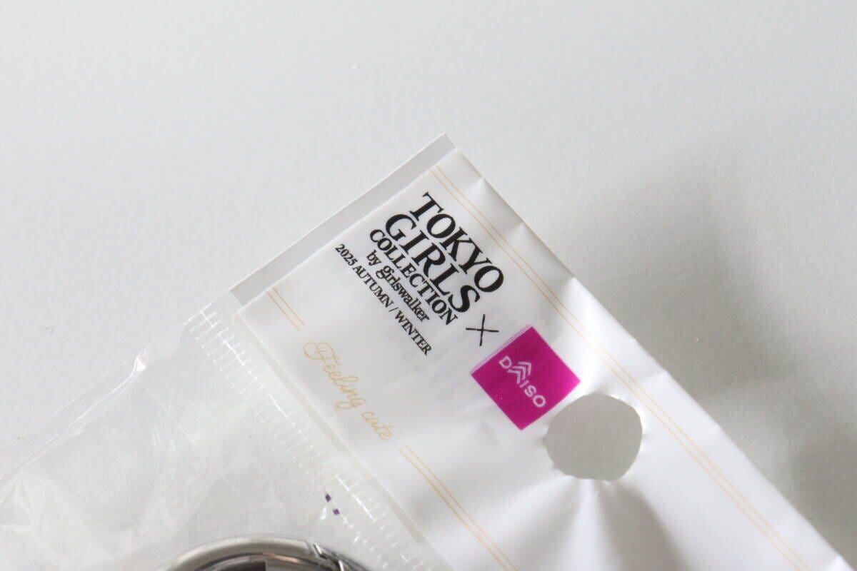 ダイソーマルチフックのパッケージに記載された東京ガールズコレクションコラボのロゴ