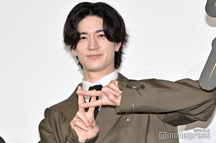 ハッシュタグのポーズを決める中島裕翔 (C)モデルプレス