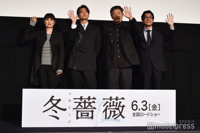 (左から)余貴美子、伊藤健太郎、小林薫、阪本順治監督(C)モデルプレス