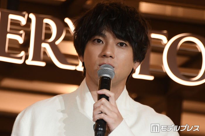 山田裕貴、結婚後初の公の場 ホワイトのセットアップで登場