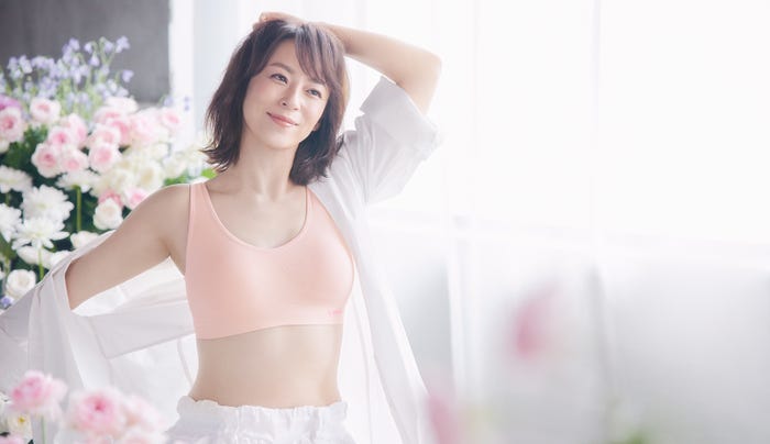 下着モデルをつとめた佐藤仁美(提供写真)