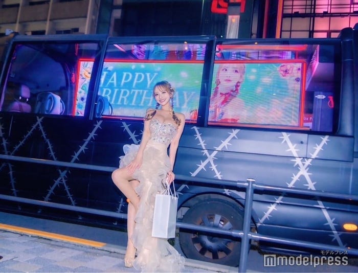 サプライズのバースデーアドトラに笑顔(C)モデルプレス