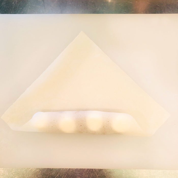 手順1：並べたら包んでいき、オープンで焼く／画像提供：柏原歩