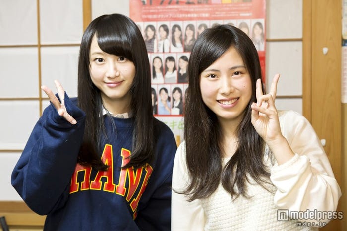 左から:松井玲奈、小石公美子(C)AKS