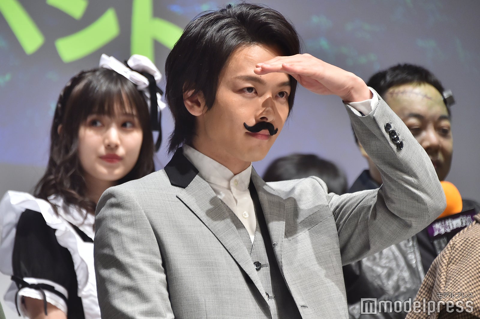 仮装してきた観客を眺める中村倫也（C）モデルプレス