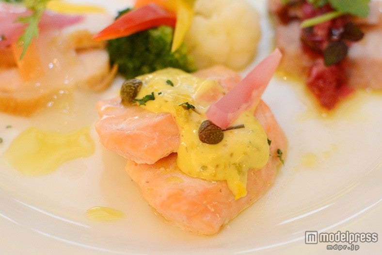 サーモンのローストレムナードソース