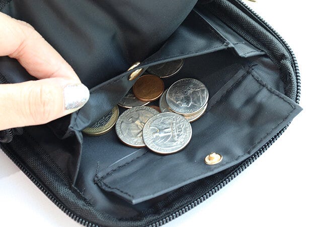 ムック本　ムック　付録　人気　おすすめ　オススメ　宝島社　宝島　レビュー　便利　優秀　当たり　最高　2023　ミッキーマウス　スマホショルダー　ショルダー　スマホバッグ　バッグ　黒バッグ　コインケース　小銭入れ