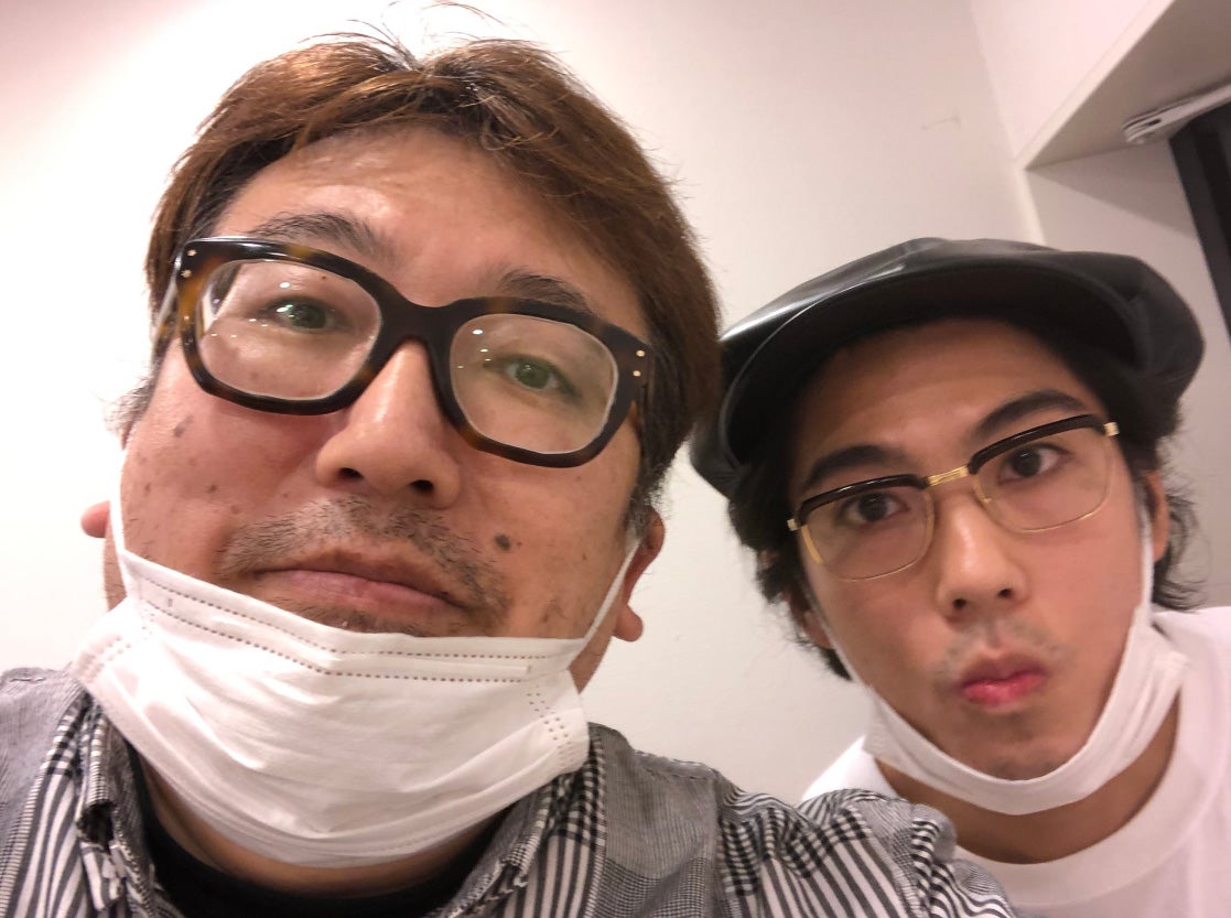 福田雄一、“今日俺タッグ”賀来賢人との2ショット公開「賢人とバカなこと、するぞお」に期待の声続々