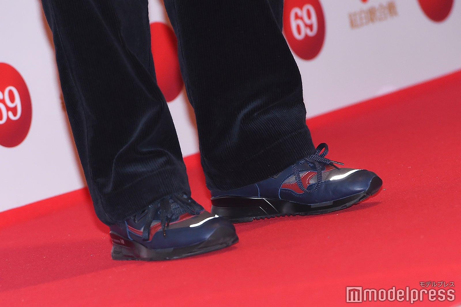 星野源の足元（C）モデルプレス