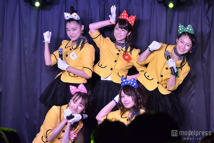 ライブの様子/写真左から:城戸愛莉、秋月成美、柳ゆり菜、橋本甜歌、小松美月