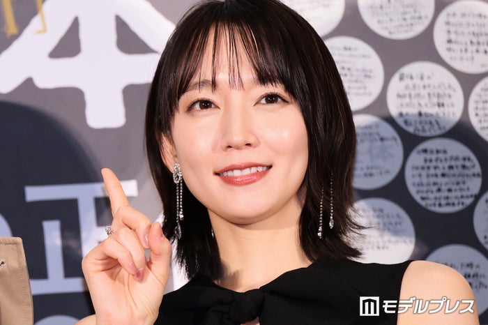 吉岡里帆、ノースリーブで素肌輝く “どんぎつね”オフショットにファン歓喜「色っぽすぎます」「世界一美しい狐さん」