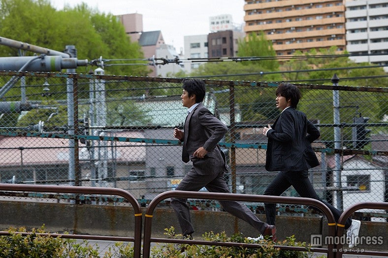 （左から）堤真一、綾野剛／「得ダネを追え！ドコモ光パック」篇