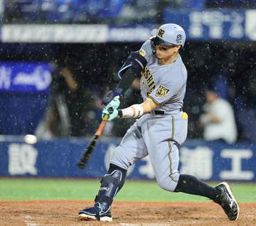 阪神・佐藤輝が衝撃の30号ソロ 変化球に泳がされながら右翼席へ 生え抜きで2年連続30発は掛布以来41年ぶり 森下も同日達成で1シーズンに複数人は85年以来
