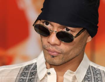 43歳元世界王者ドネア“ほぼ裸”衝撃衣装で会見登壇 上半身透け透け＋袴＋下駄「100％以上で来て」3.15対戦の増田陸は平然「じっくり見てない」