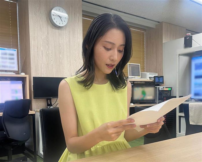 気象センターで本番前に下読み中16時45分/宮本真綾アナ(提供写真)