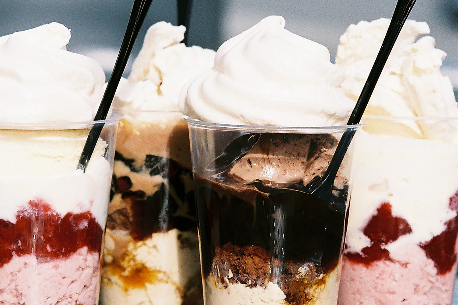 原宿に食べ歩きパフェ専門店「ザ・パフェスタンド」濃厚チョコ&イチゴの2種提供