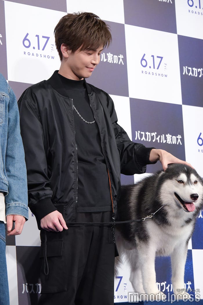 岩田剛典に撫でられるナイト(C)モデルプレス