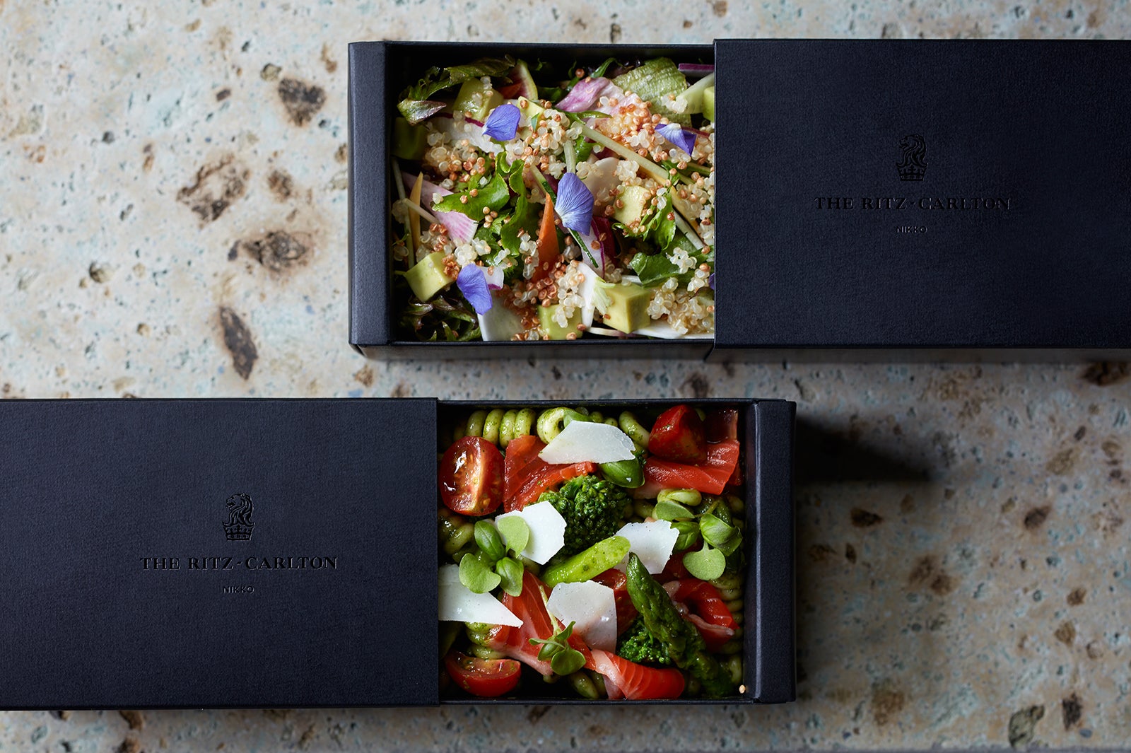 テイクアウト用BOXサラダと冷製ジェノベーゼパスタ／画像提供：ザ・リッツ・カールトン日光