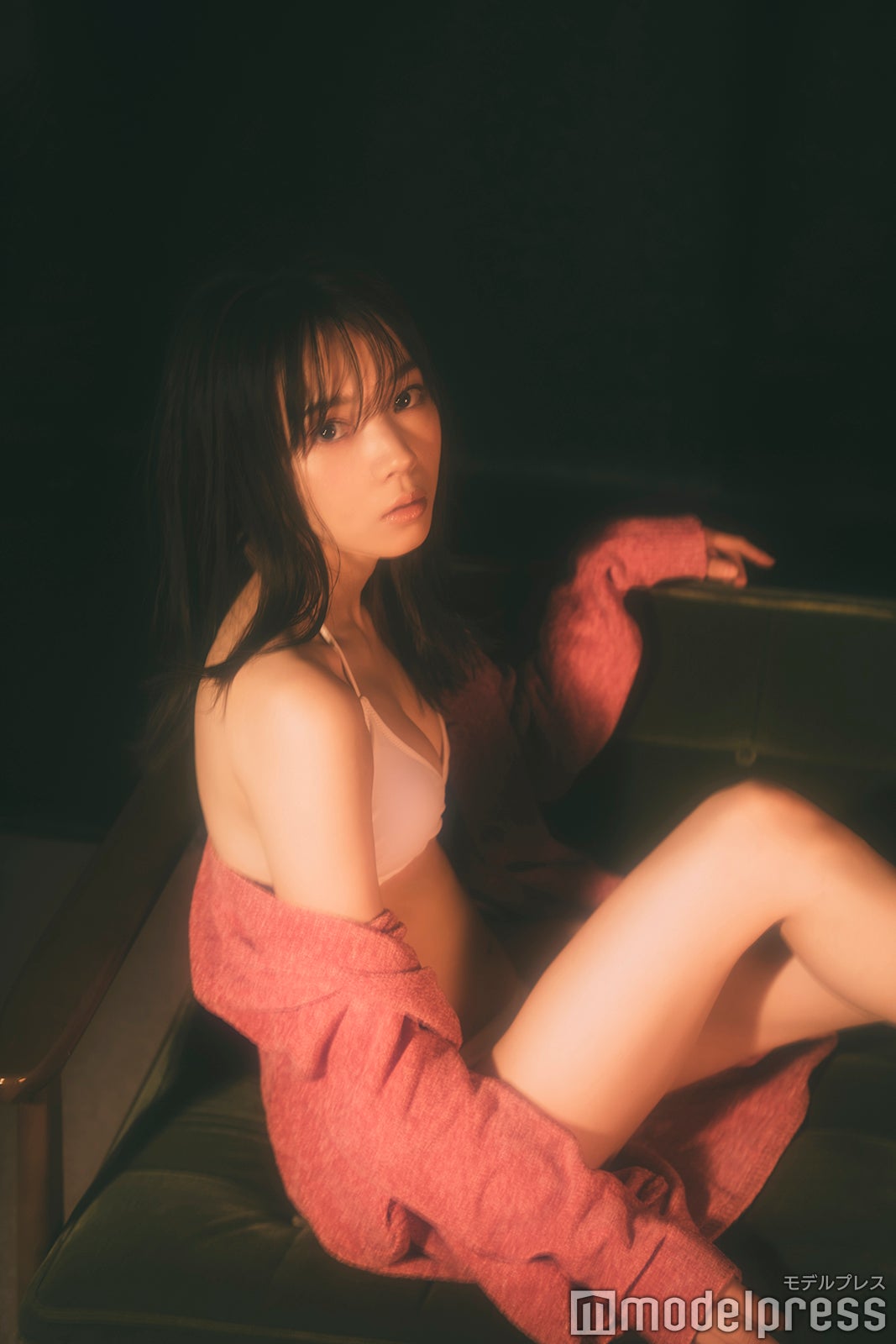 水着：私物／
ガウン：ニットラウンジガウン＋E PINK（GU）／
あっとせぶんてぃーん かしま（C）モデルプレス