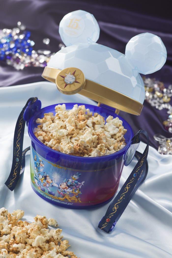 ディズニー、クリスタルモチーフのパップコーンバケットで15周年をお祝い!スーベニア付メニューがいっぱい/ポップコーン、バケット付き2000円/(C)Disney