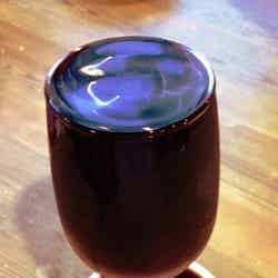 「えこひいきワイン赤(グラス) 」280円(税抜)/画像提供:コロワイドMD