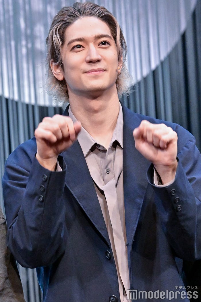 中島裕翔の猫ポーズ(C)モデルプレス