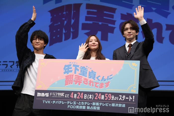 1人違う動きをする柏木悠、手を振る森香澄、鈴木康介(C)モデルプレス