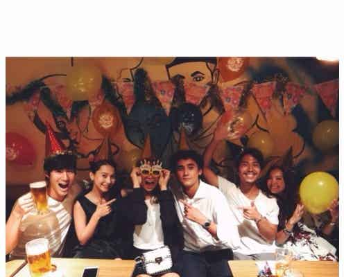 「テラハ」エビアン、彼氏・澁澤侑哉からサプライズ!“No.1美女”Nikiらが集結