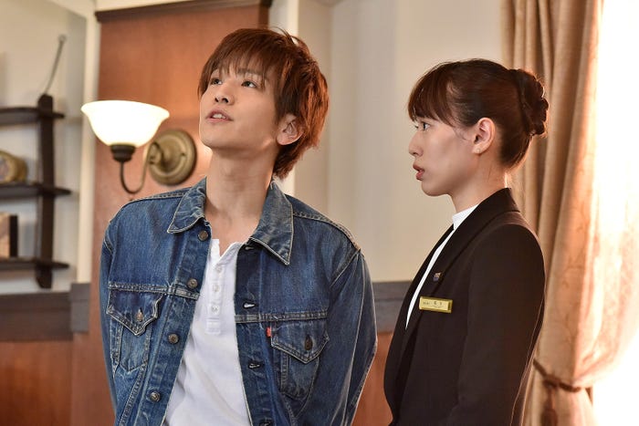 岩田剛典、戸田恵梨香/「崖っぷちホテル!」第4話より(C)日本テレビ
