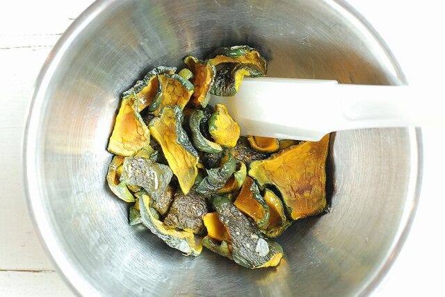 皮をボウルに入れサラダ油を加えゴムベラでまんべんなく混ぜ合わせる。