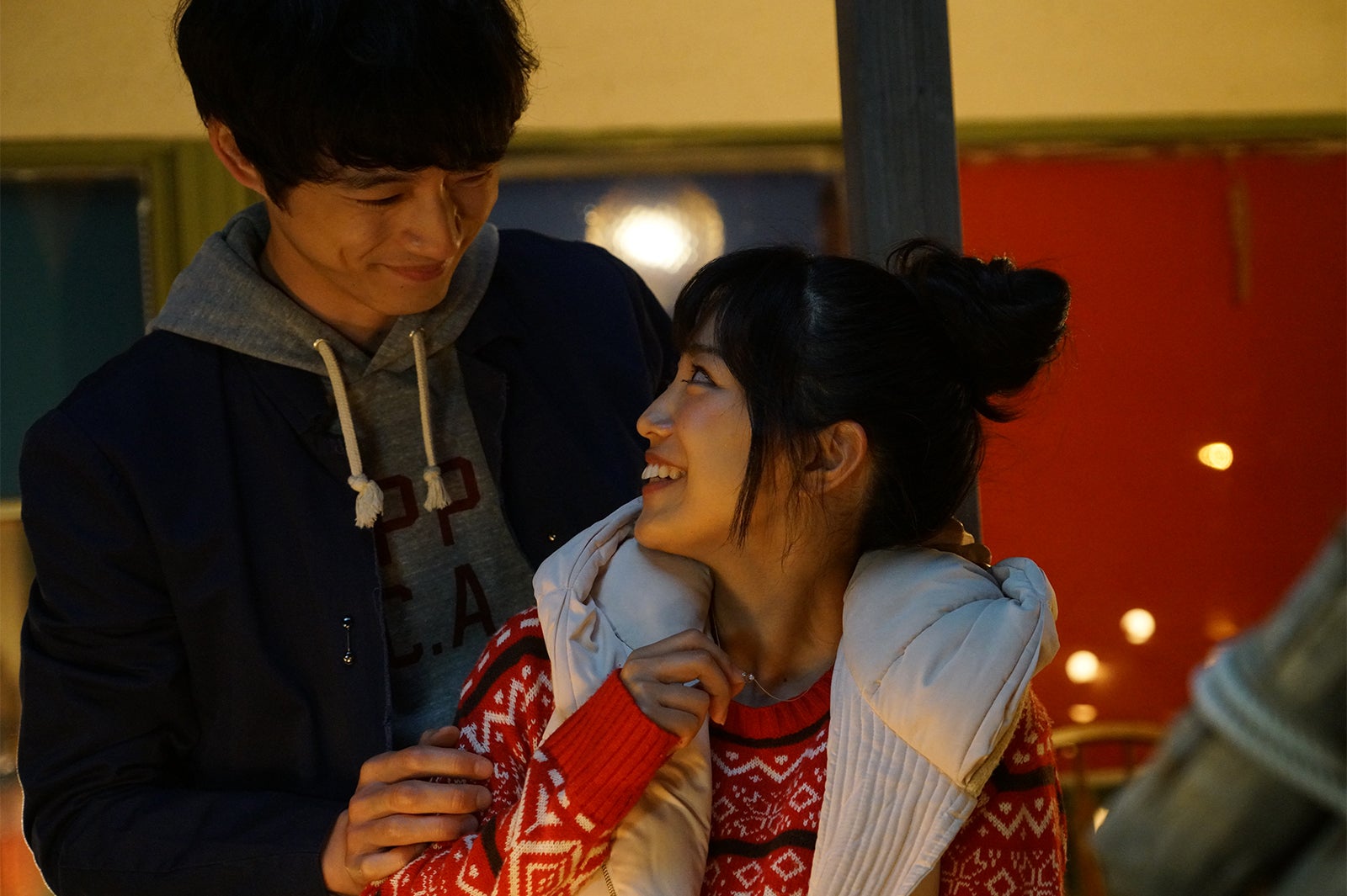 miwa＆坂口健太郎、うしろから、ぎゅーっ！（C）「君と100回目の恋」製作委員会