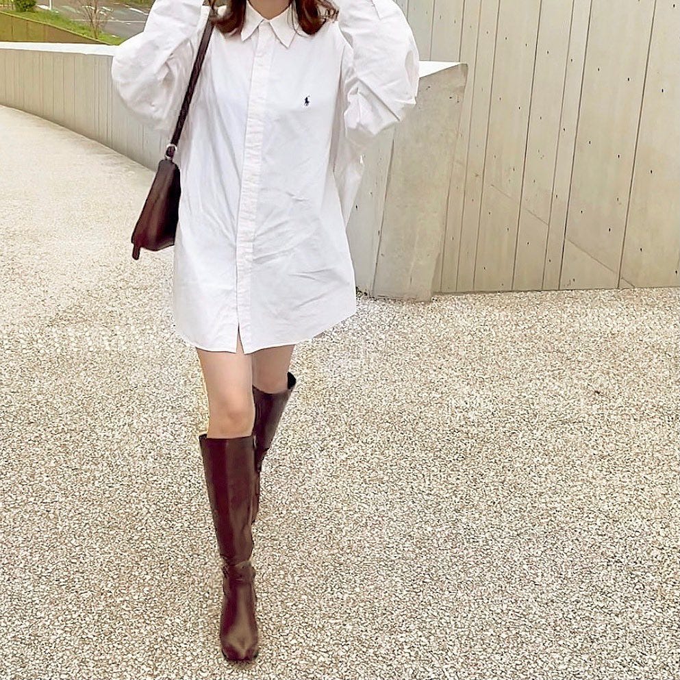 シャツワンピースを着た女性
