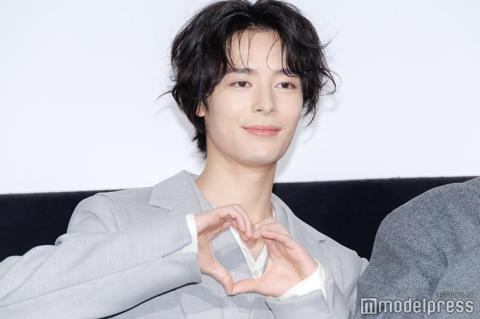 手でハートポーズを作る塩野瑛久（C）モデルプレス