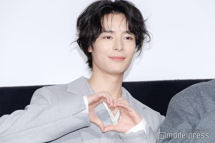 手でハートポーズを作る塩野瑛久(C)モデルプレス