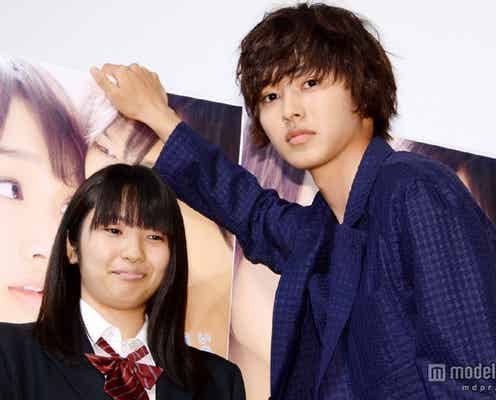 山崎賢人が女子高生に“生壁ドン” 至近距離で見つめ「あんたの困ってる顔好きかも」