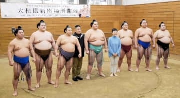 大相撲で人気上昇中の藤ノ川、巡業先で埼玉栄高相撲部の弟と稽古「頑張ってもらいたい」