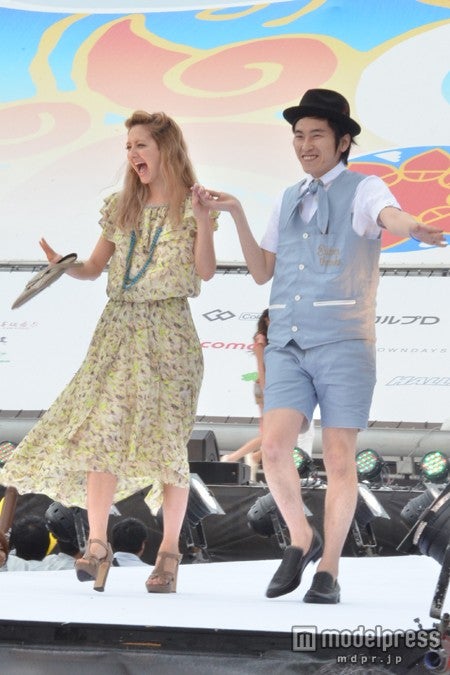 エリーローズ（左）、しずる・村上純（右）