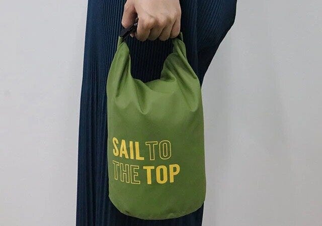 ダイソー　レジャー用防水バッグ（3L、グリーン）　デザイン