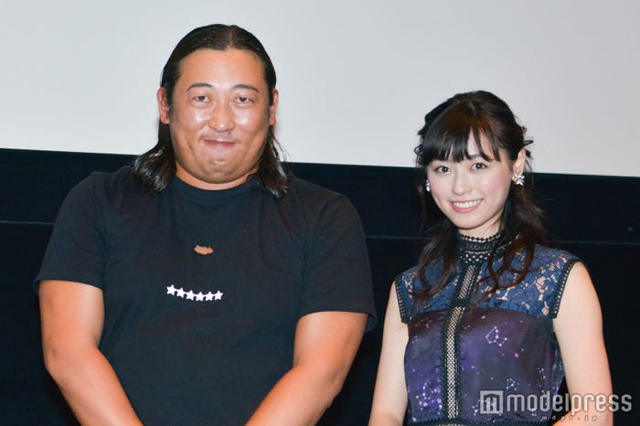 ロバート秋山&福原遥(C)モデルプレス