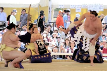 元横綱・照ノ富士 3歳長男の近影にファンびっくり「大きくなってる」「手が可愛い」1歳で体重17キロ→もう小学生？「奥さま美しい」