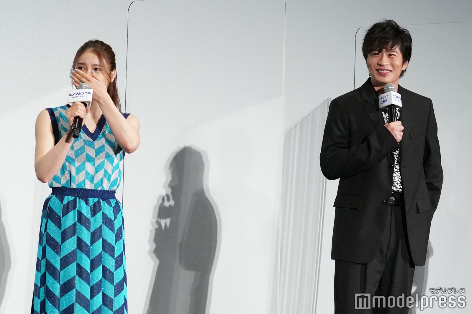 涙する土屋太鳳と優しく微笑む田中圭（C）モデルプレス