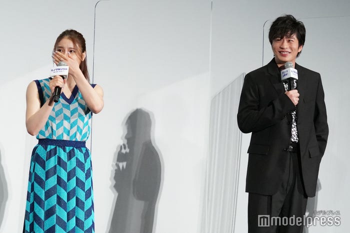 涙する土屋太鳳と優しく微笑む田中圭(C)モデルプレス